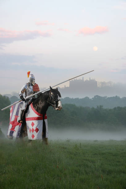 knight na névoa - castle honor guard protection security guard imagens e fotografias de stock