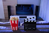 nahaufnahme-der-klappe-und-popcorn.jpg?b=1&s=170x170&k=20&c=cJ_oWgurMSHTHpZTLjk349SpYmhIU9OC60HOXHUGJAE=