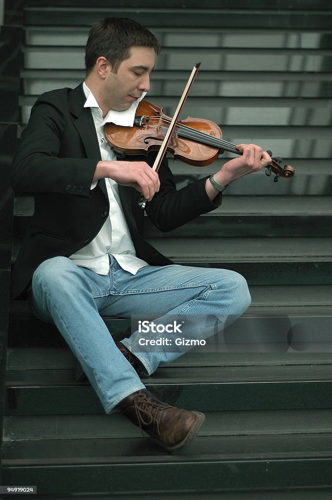 バイオリンのミュージシャン - カラー画像のロイヤリティフリーストックフォト