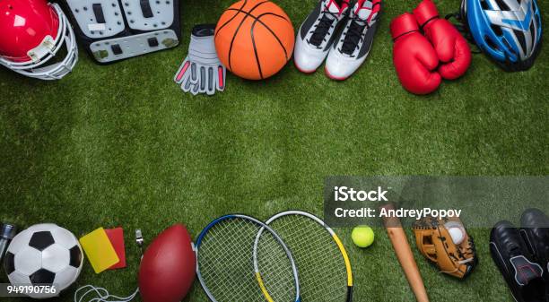 Varios Equipos Del Deporte En Pasto Foto de stock y más banco de imágenes de Deporte - Deporte, Pelota, Variación