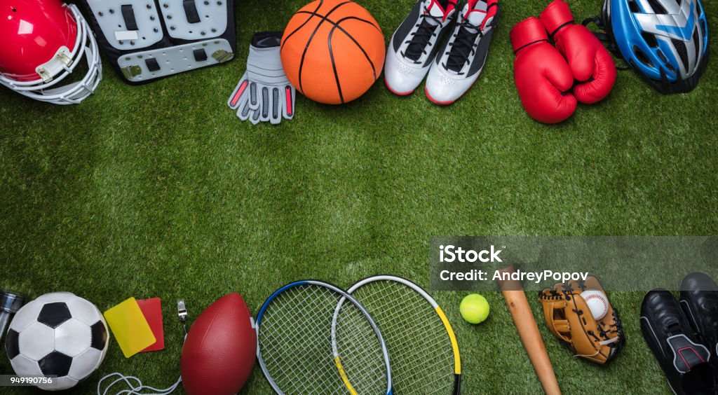 Vários equipamentos de esporte na grama - Foto de stock de Esporte royalty-free