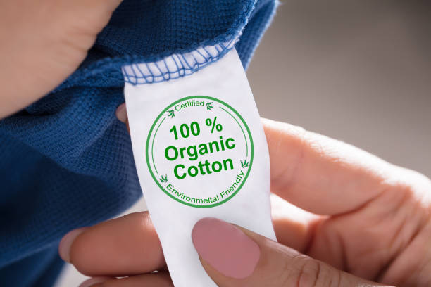 person holding label showing 100 percent organic cotton - 100 percent fotos imagens e fotografias de stock
