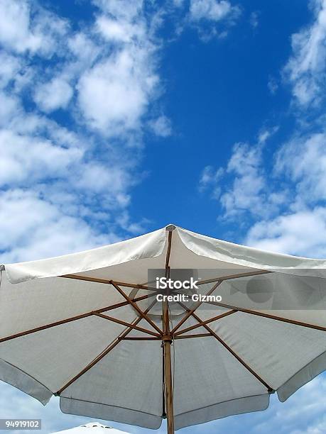 Ombrellone - Fotografie stock e altre immagini di Ambientazione esterna - Ambientazione esterna, Ambientazione tranquilla, Bianco