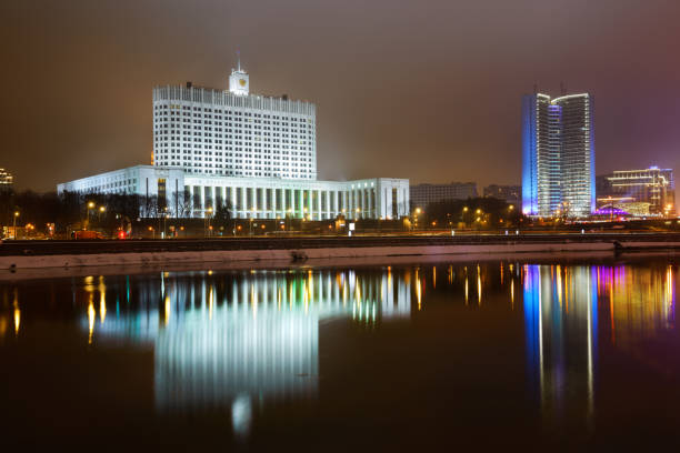 biały dom federacji rosyjskiej. moskwa. noc pgoto - biały dom moskwa zdjęcia i obrazy z banku zdjęć