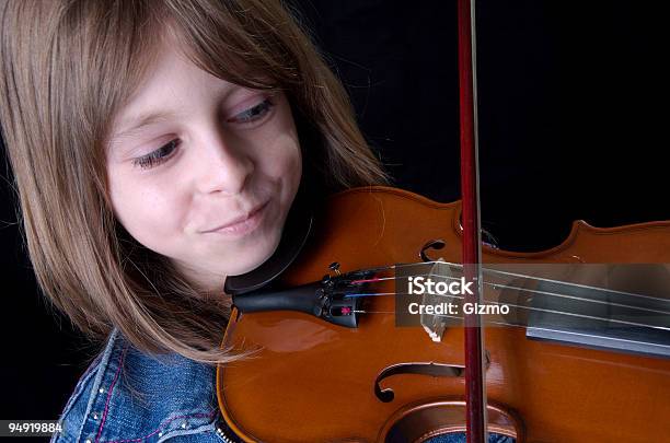 Скрипка Девушка — стоковые фотографии и другие картинки В помещении - В помещении, Горизонтальный, Детство