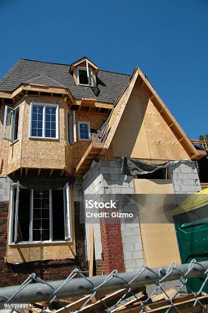 In Costruzione - Fotografie stock e altre immagini di Ampliamento di una casa - Ampliamento di una casa, Casa di mattoni, Legname