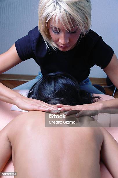 Massagem - Fotografias de stock e mais imagens de Massajar - Massajar, Alívio, Articulação humana
