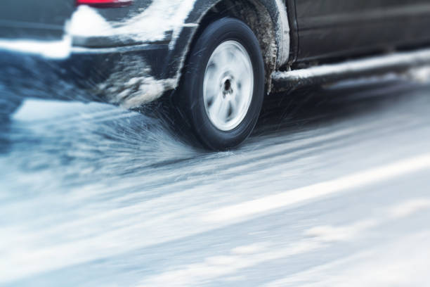 closeup of a car wheel going through snow - off road vehicle snow 4x4 driving imagens e fotografias de stock
