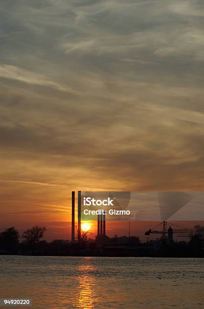 Przemysłowe Zachód Słońca - zdjęcia stockowe i więcej obrazów Bez ludzi - Bez ludzi, Biznes, Brudny