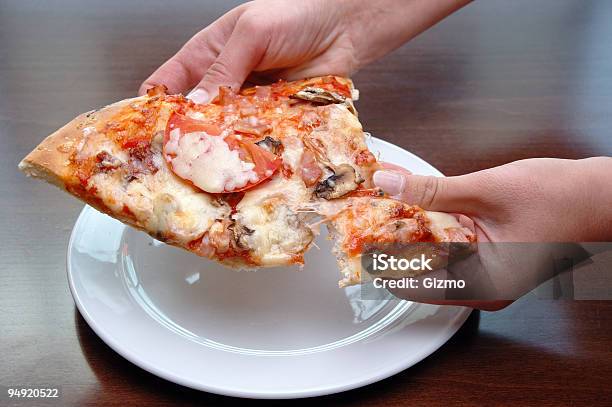 Pizza Fresca - Fotografie stock e altre immagini di Pizza - Pizza, Stringere - Tenere, Tendere la mano