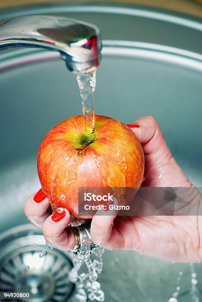 Foto de Lavando Uma Maçã e mais fotos de stock de Adulto - Adulto, Alimentação Saudável, Cano