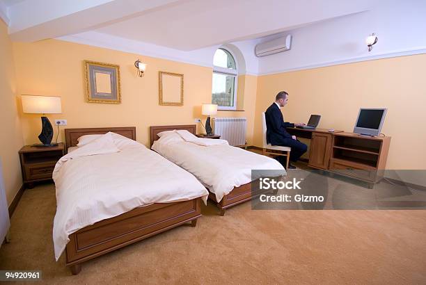 Foto de Trabalho Do Quarto De Hotel e mais fotos de stock de Adulto - Adulto, Cadeira, Cadeira de Escritório