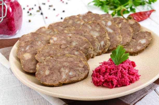 fait maison diététique saucisse de foie sur une table en bois blanc. saucisses coupées en morceaux sur une assiette avec la sauce au raifort. - horseradish homemade eating food and drink photos et images de collection