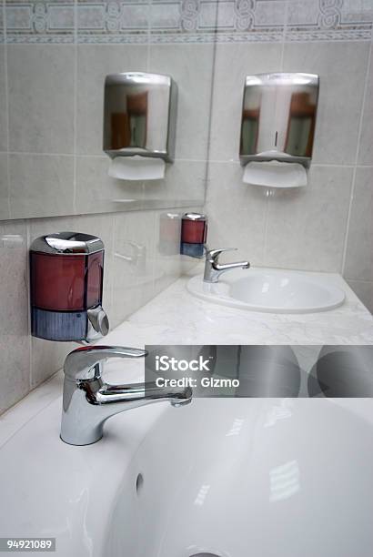 Öffentliche Toilette Stockfoto und mehr Bilder von Accessoires - Accessoires, Badezimmer, Chrom