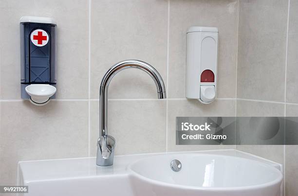 Lab Waschbecken Stockfoto und mehr Bilder von Seifenspender - Seifenspender, Öffentliche Toilette, Accessoires