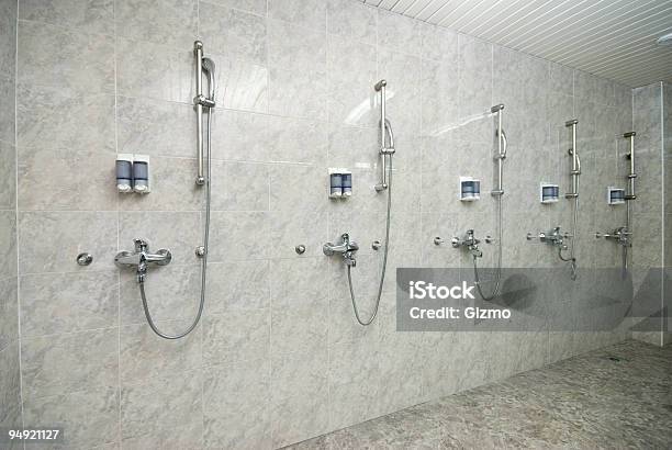 Dusche Zimmer Stockfoto und mehr Bilder von Dusche - Dusche, Trainingsraum - Freizeiteinrichtung, Fitnesseinrichtung