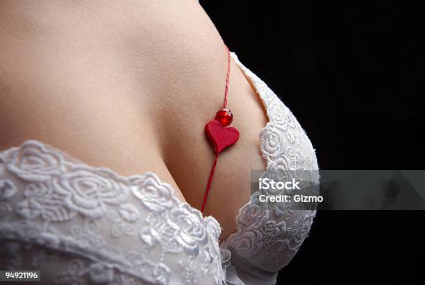 Rosso Cuore - Fotografie stock e altre immagini di Adulto - Adulto, Amore, Beautiful Woman