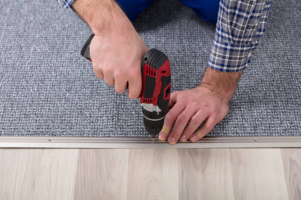 istock Carpet Fitter Installing Carpet With Wireless Screwdriver 949212540