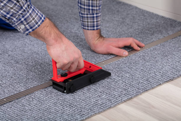 istock Carpet Fitter Installing Carpet With Tool 949212566