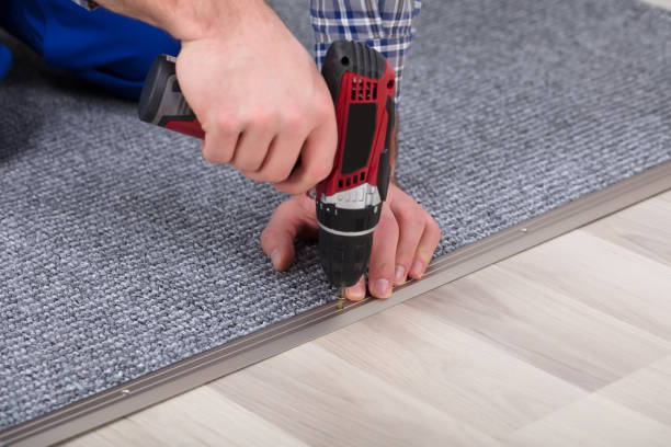 ковер fitter установка ковер с беспроводной отверткой - carpet installation стоковые фото и изображения