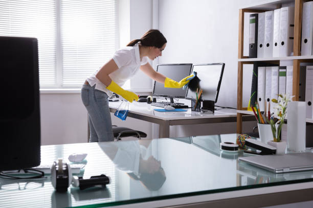 vrouw schoonmaken van de computer in kantoor - schoon stockfoto's en -beelden