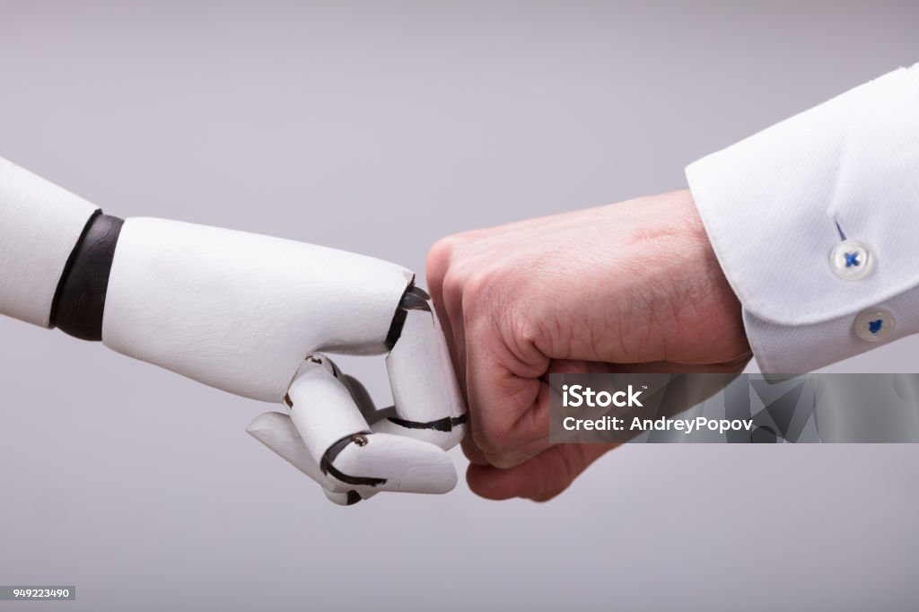 Roboter und menschliche Hand machen Fist Bump - Lizenzfrei Roboter Stock-Foto