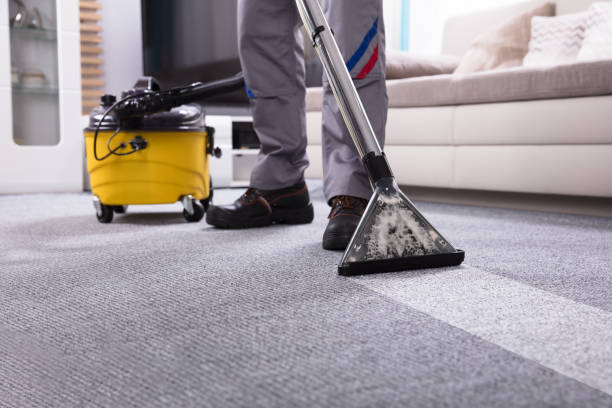 person cleaning carpet with vacuum cleaner - limpando imagens e fotografias de stock