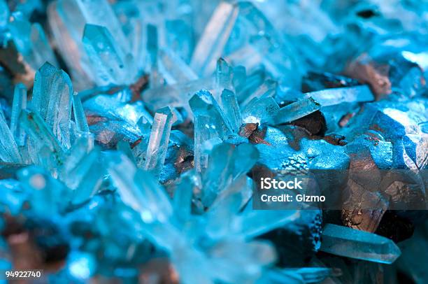 Crystal Und Metall Stockfoto und mehr Bilder von Blau - Blau, Erz, Extreme Nahaufnahme