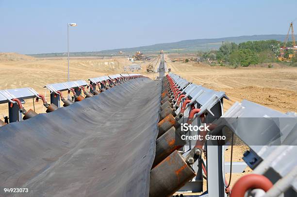 Fließband Stockfoto und mehr Bilder von Ausrüstung und Geräte - Ausrüstung und Geräte, Bagger, Baumaschine