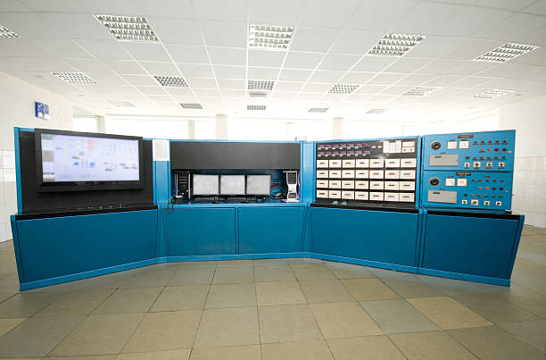 sala de controlo - control room control panel refinery computer monitor imagens e fotografias de stock