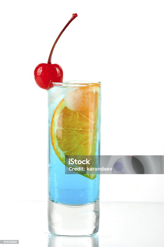 Álcool cocktail com blue Curaçao, laranja e ao marasquino - Foto de stock de Amarelo royalty-free