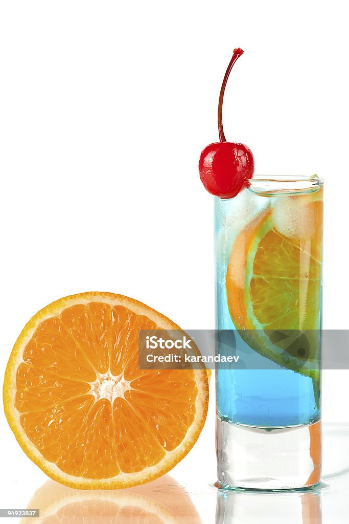 Álcool cocktail com blue Curaçao, laranja e ao marasquino - Foto de stock de Amarelo royalty-free