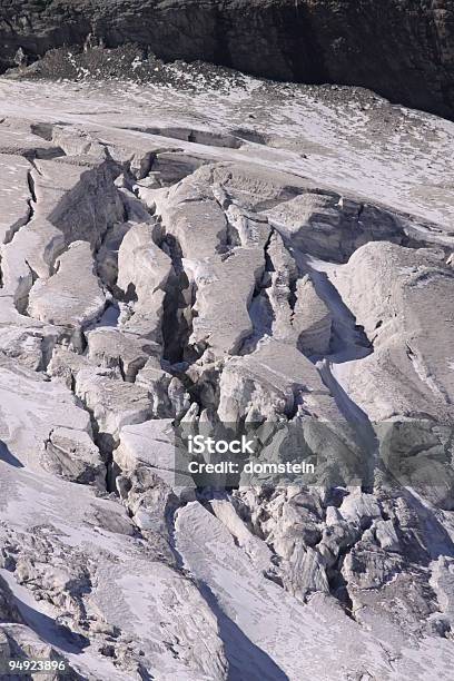 Crepaccio Di Ghiacciaio - Fotografie stock e altre immagini di Ambientazione esterna - Ambientazione esterna, Calotta glaciale, Composizione verticale