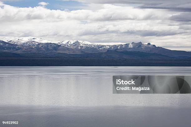 Lago Nahuel Huapi - Fotografie stock e altre immagini di Acqua - Acqua, Ambientazione esterna, Ambientazione tranquilla