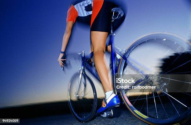 Céu Azul Sobre Atleta - Fotografias de stock e mais imagens de Azul - Azul, Movimento Desfocado, Bicicleta
