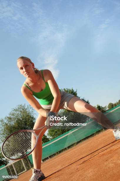 Tennis Stockfoto und mehr Bilder von Aktiver Lebensstil - Aktiver Lebensstil, Attraktive Frau, Aufschlagen - Sport