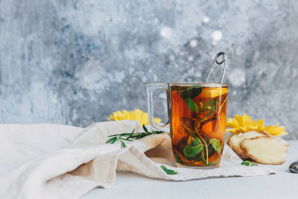 tè caldo nero con limone e zenzero su tovagliolo di lino - ginger root ingredient nature foto e immagini stock