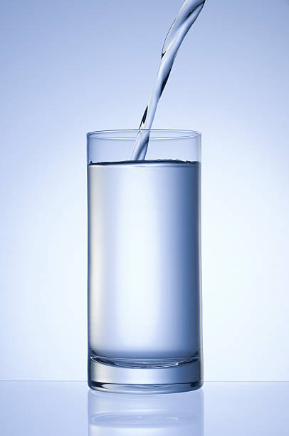 Wlewając szklankę wody-niebieski – zdjęcie