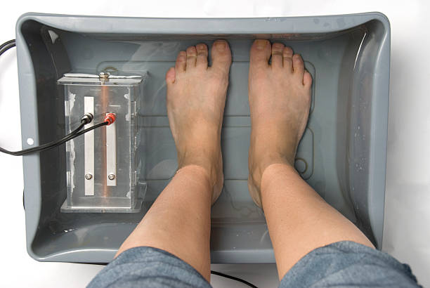 jônico banho para os pés - ionic human foot health spa cleanse - fotografias e filmes do acervo