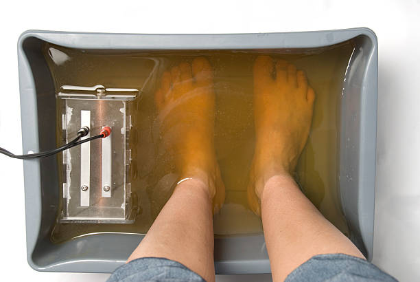 ionico pediluvio - ionic human foot health spa cleanse foto e immagini stock