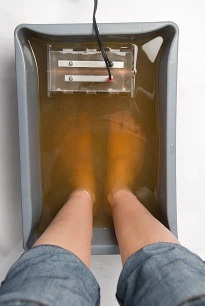 ионический ванна для ног - ionic human foot health spa cleanse стоковые фото и изображения