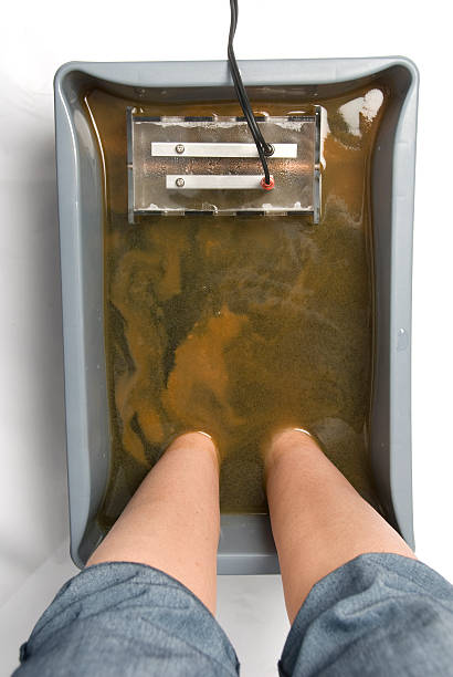 ионический ванна для ног - ionic human foot health spa cleanse стоковые фото и изображения