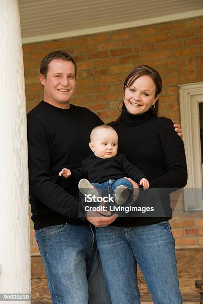 Photo libre de droit de Mignon Jeune Famille banque d'images et plus d'images libres de droit de Adulte - Adulte, Amour, Bonheur