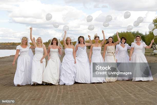 Группа Невест На Пляже — стоковые фотографии и другие картинки Выездная свадьба - Выездная свадьба, Группа людей, Невеста