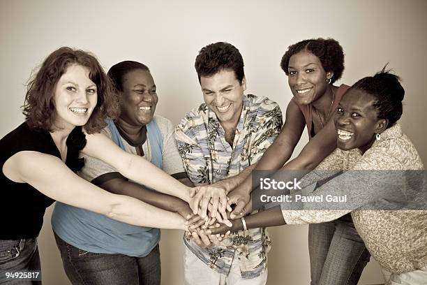 多様なグループの友人の手をつなぐ - 5人のストックフォトや画像を多数ご用意 - 5人, アフリカ民族, アメリカ合衆国