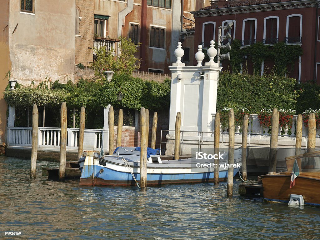 Típico paisaje de Venecia con sus casas y canal de Venecia, Italia - Foto de stock de Arquitectura libre de derechos