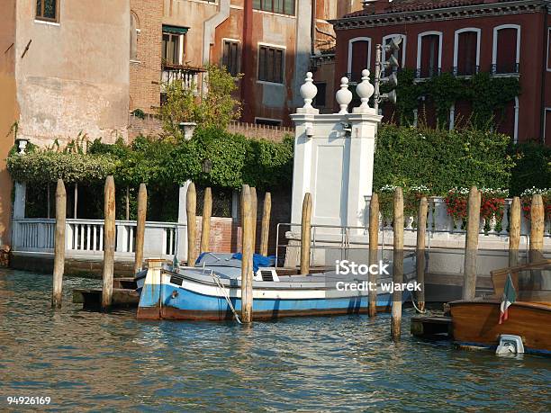 Típico Paisaje De Venecia Con Sus Casas Y Canal De Venecia Italia Foto de stock y más banco de imágenes de Arquitectura
