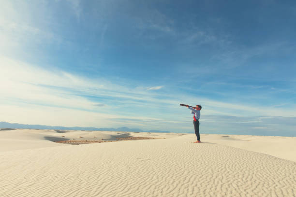 junges unternehmen boy sucht geschäftsmöglichkeit - desert new mexico sand white sands national monument stock-fotos und bilder