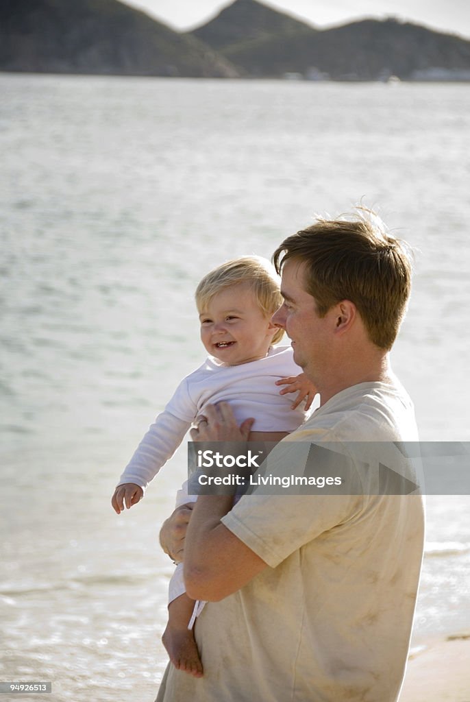 En la playa - Foto de stock de Abrazar libre de derechos