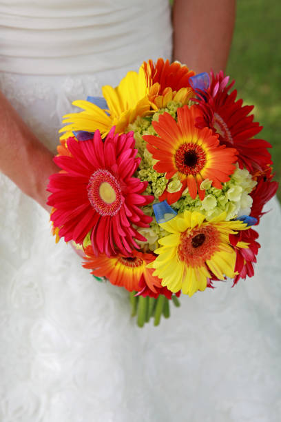 Cтоковое фото яркие цветы в руках невест